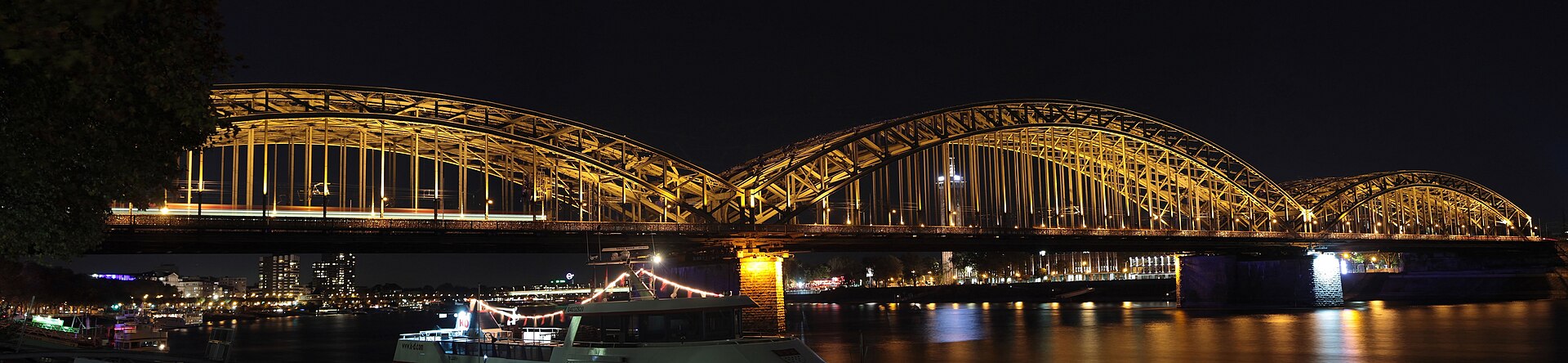 Die Hohenzollernbrücke bei Nacht, dahinter die Zoobrücke